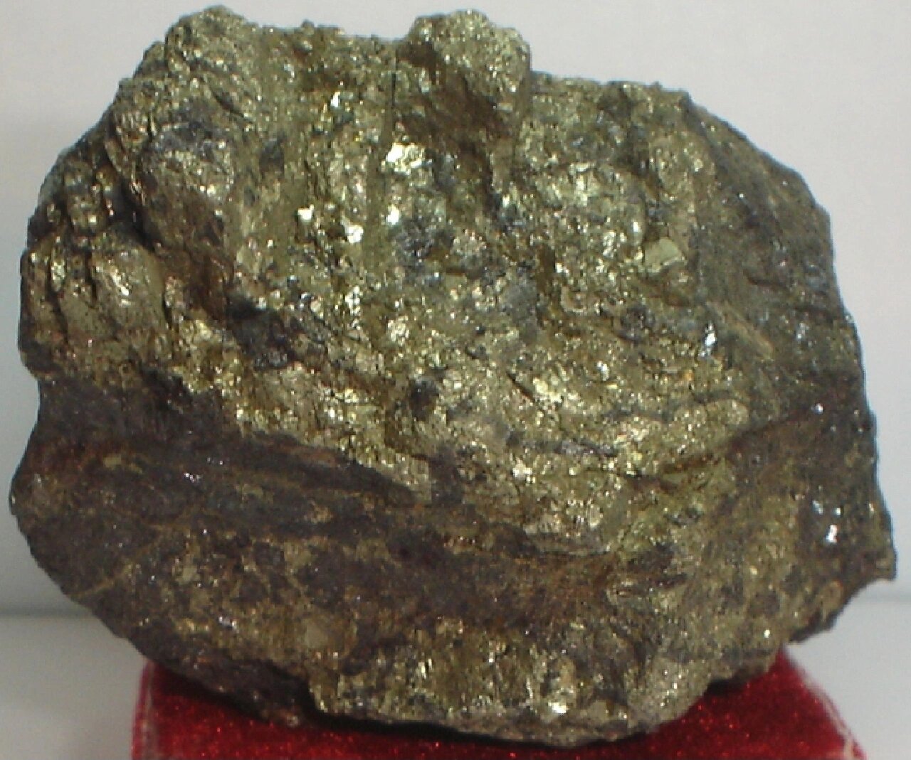 黄铁矿形态与含金性的关系 如何通过观察黄铁矿的晶体形态,初步判断它