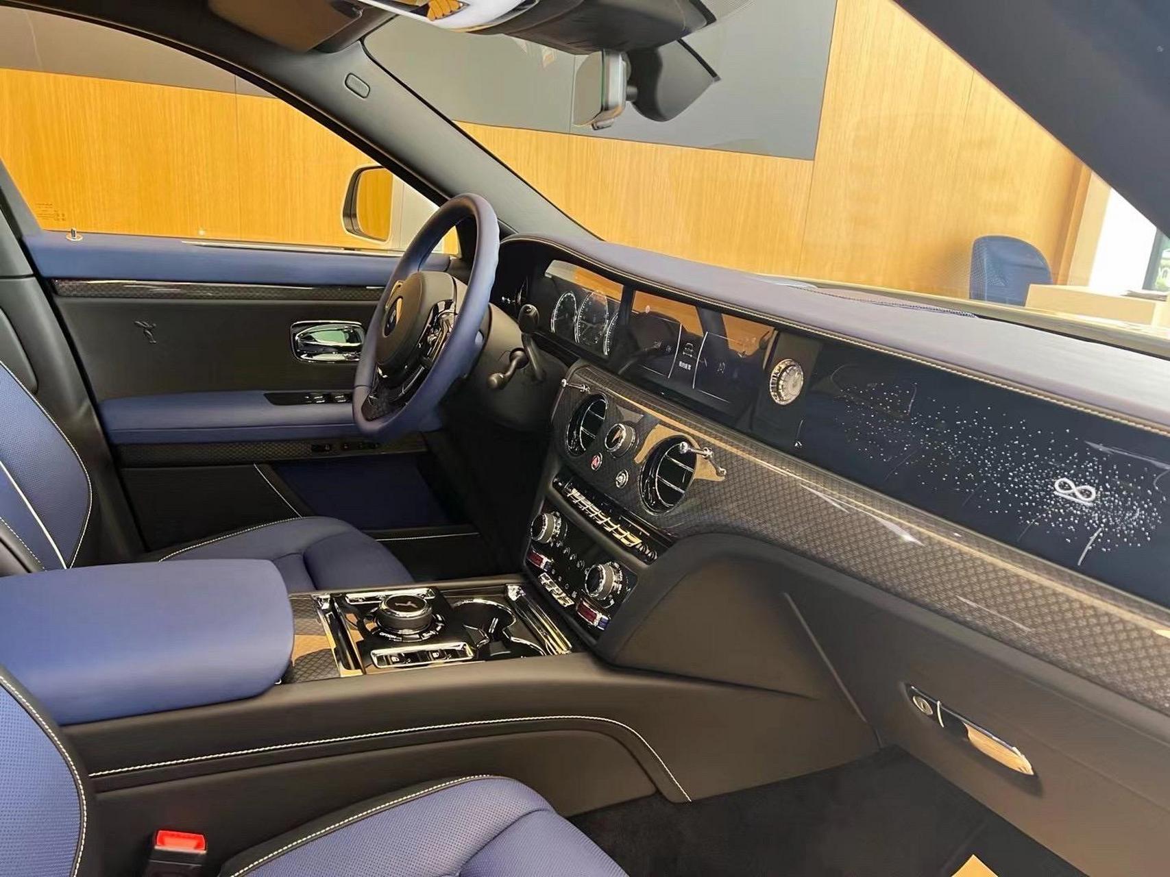 车辆信息:古斯特bb版  颜色:外观是北极白含蓝色水晶漆 内饰是黑色