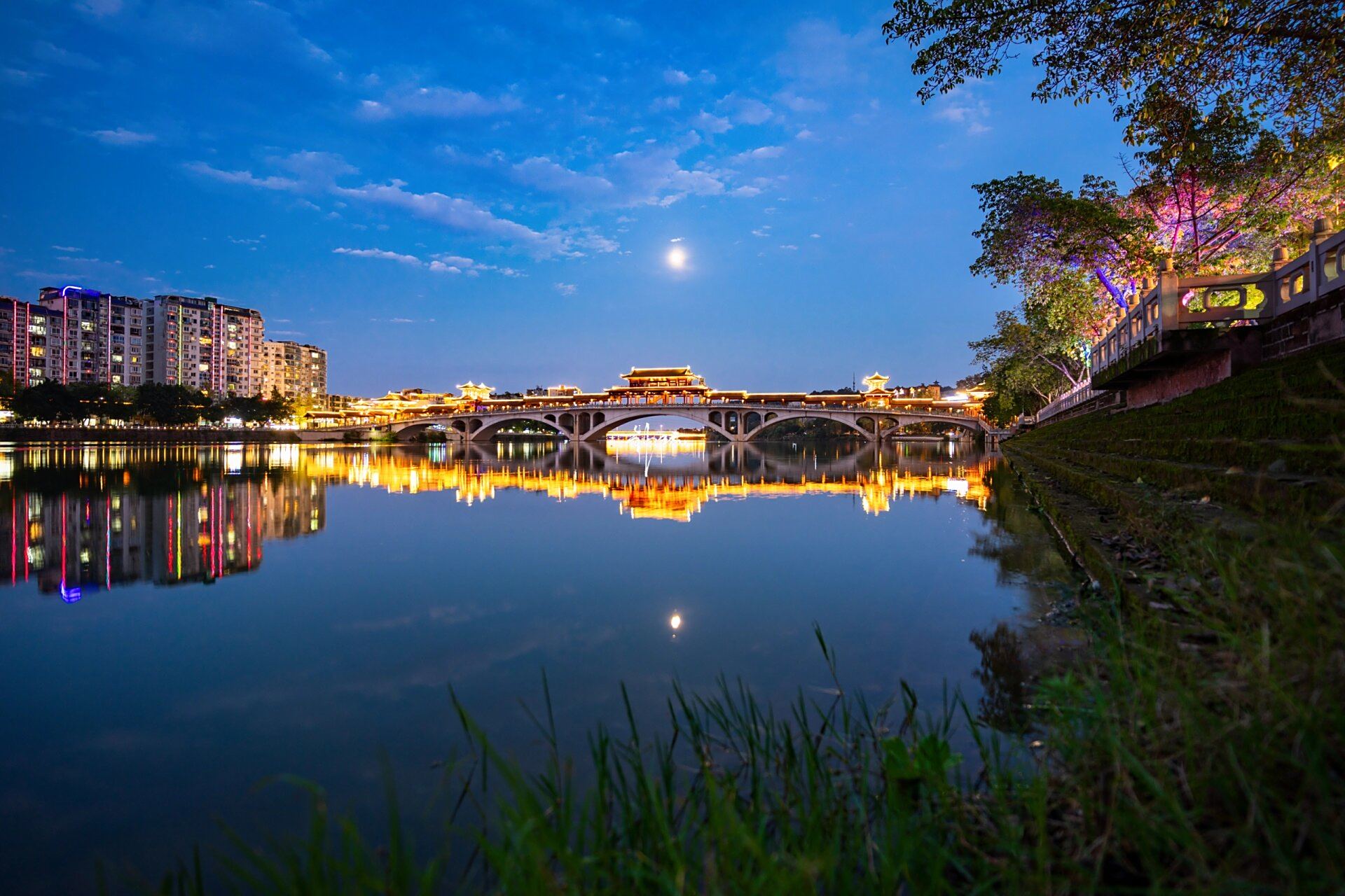 新津五津廊桥 "城阙辅三秦 风烟望五津" 出自唐代著名诗人王勃的诗