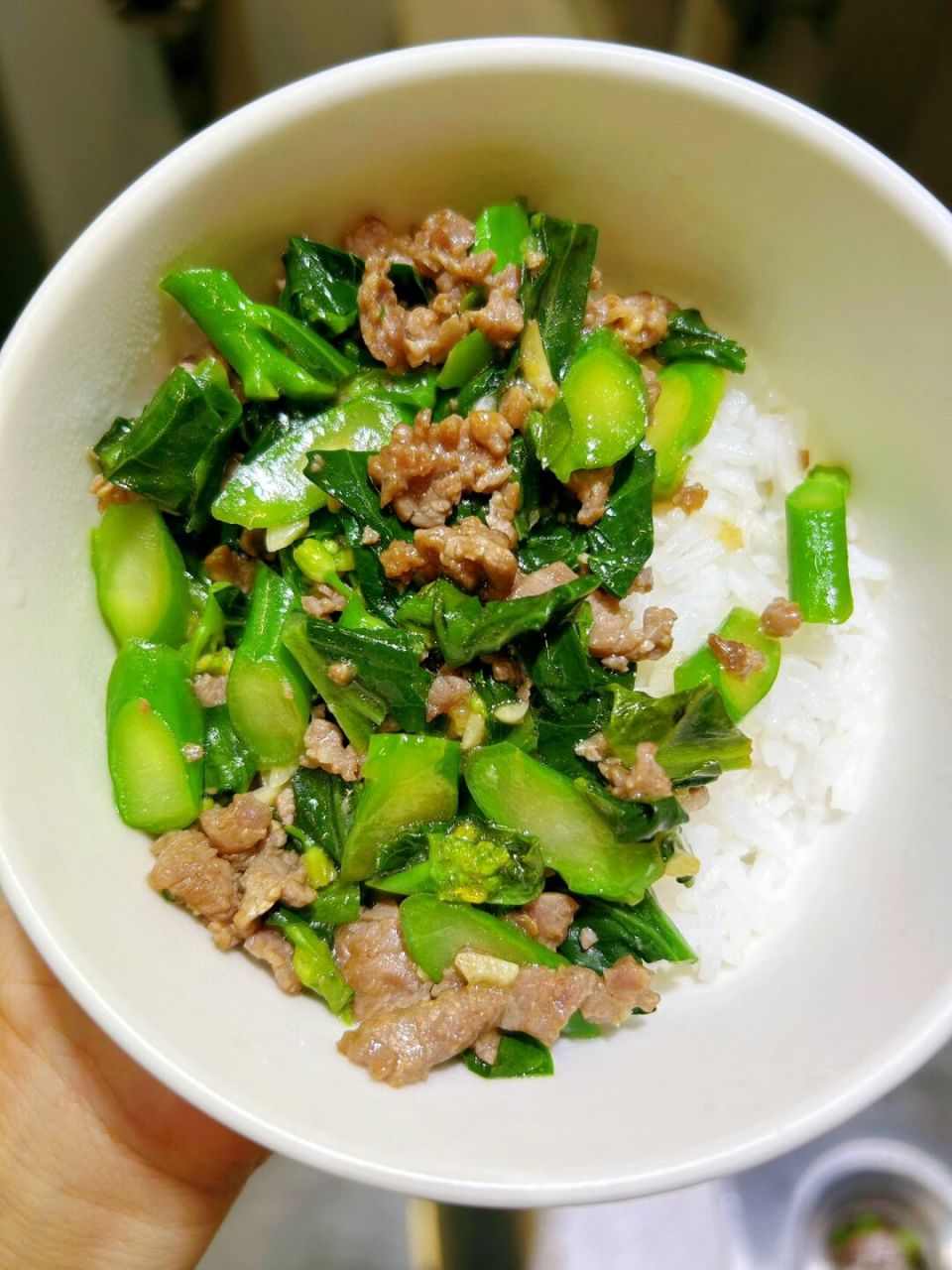 每次做这个我家小朋友都能干一大碗饭,直接广盘,牛肉嫩滑,芥蓝拌米饭