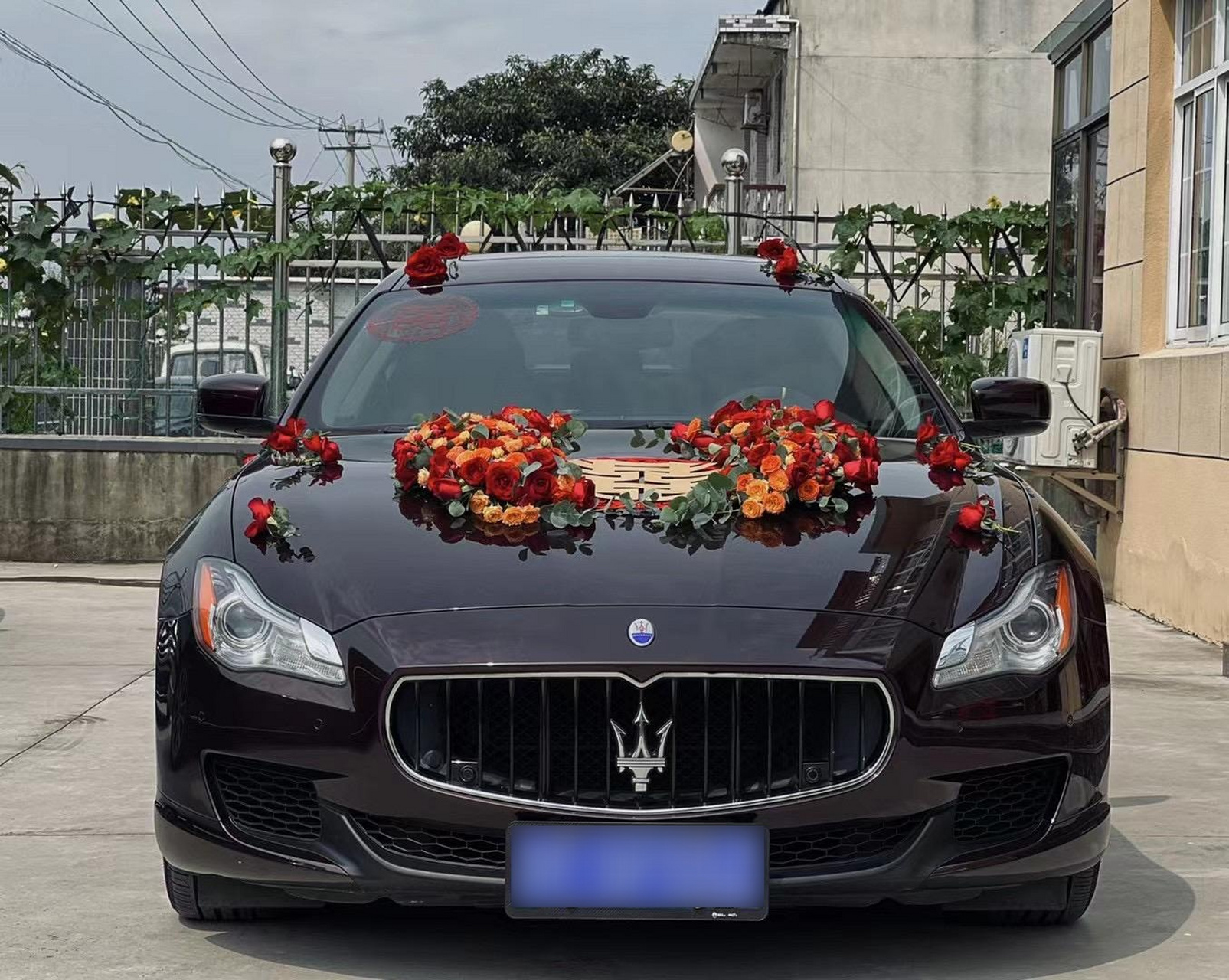 玛莎拉蒂是意大利豪车品牌,旗下有不少豪华跑车系列,用玛莎拉蒂作婚车