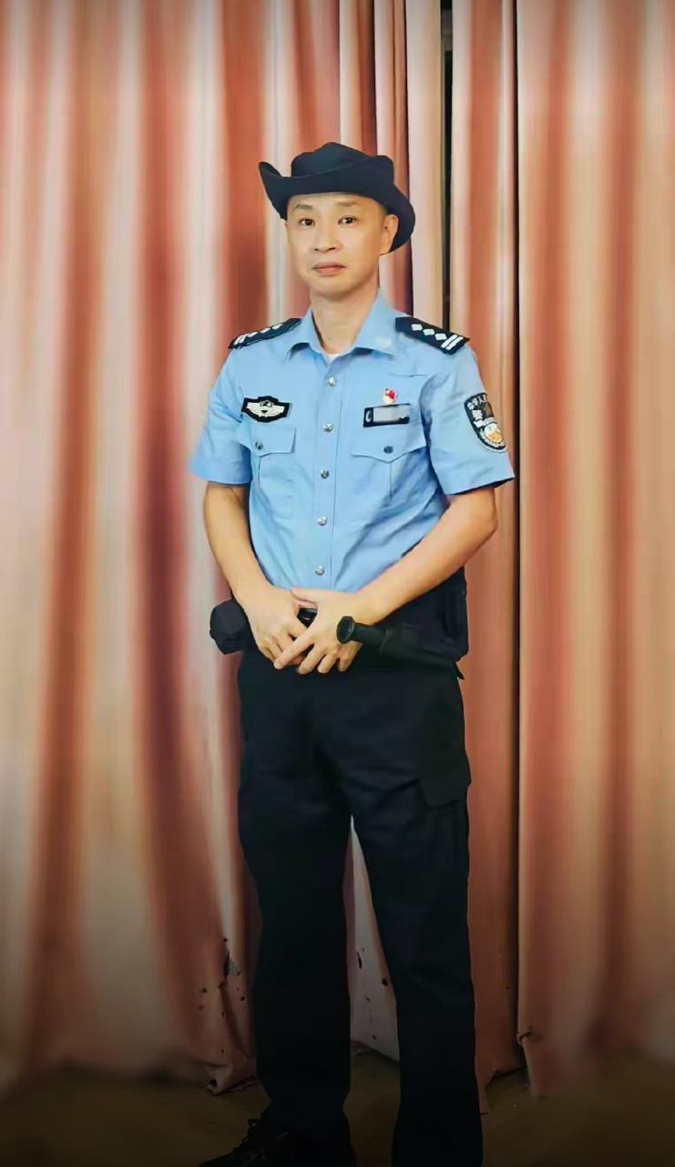 深圳警察巡逻装束