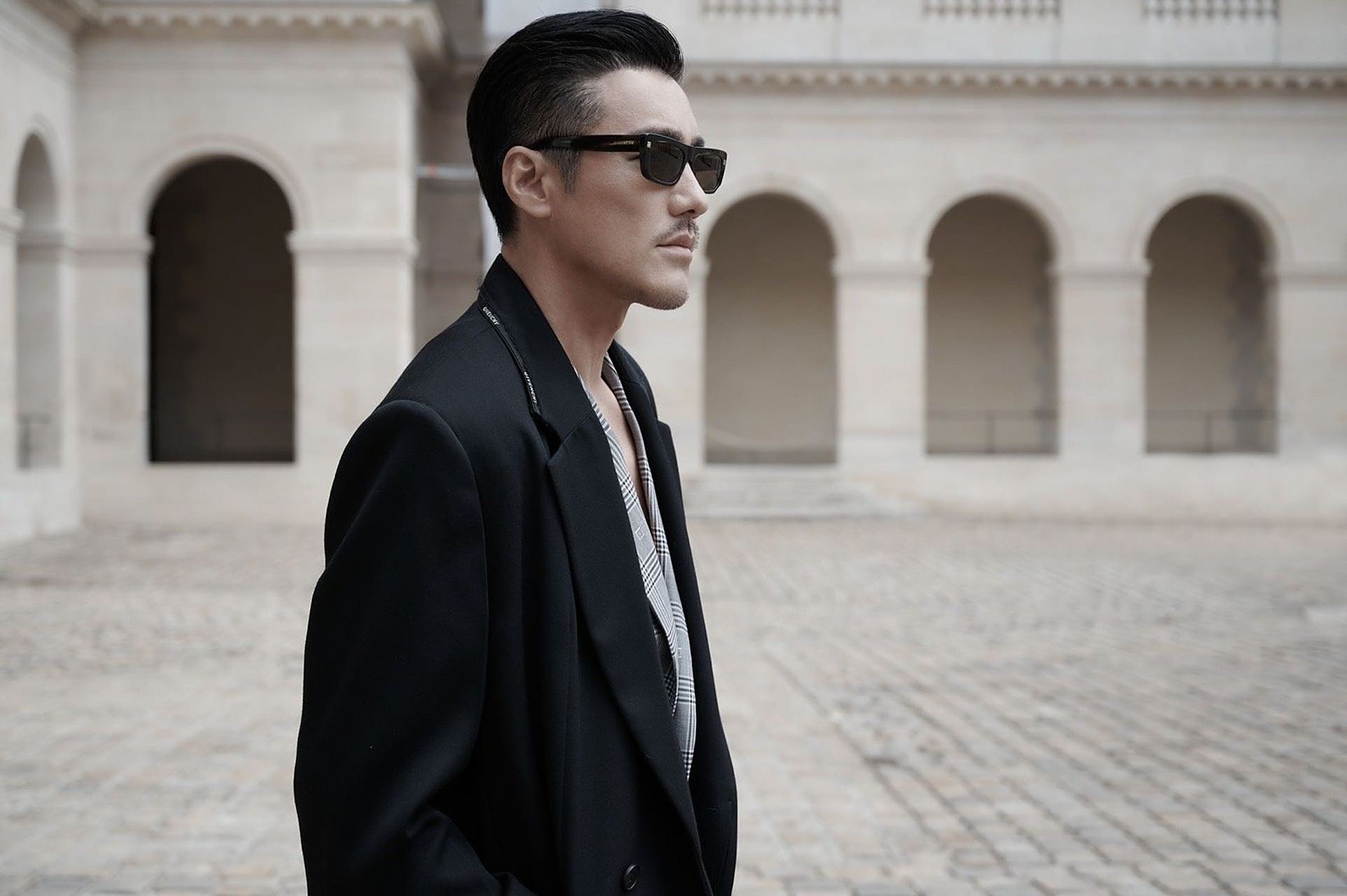 胡兵真空西装撕裂感