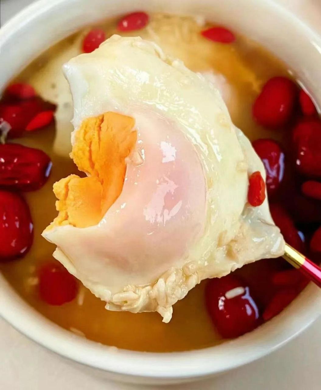 女人气血不足,要多喝这道红枣枸杞鸡蛋汤,补 09俗话说:"气血盈,则