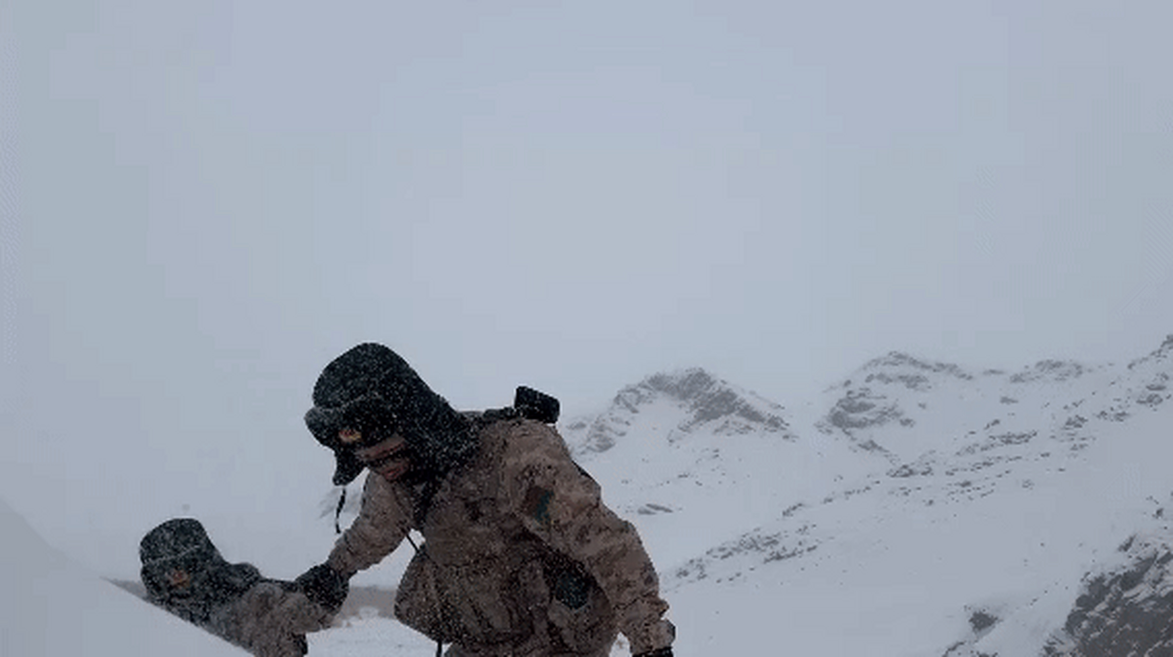 大雪中的边防军人图片图片