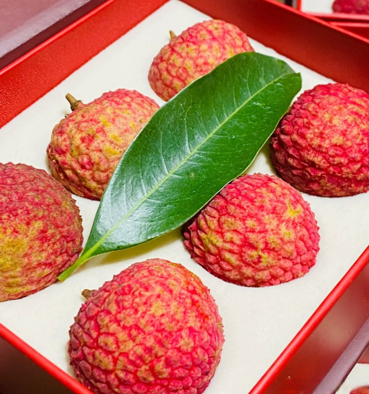 话说荔枝界最贵的品种,非增城挂绿莫属了吧,这一小盒六个就好几百