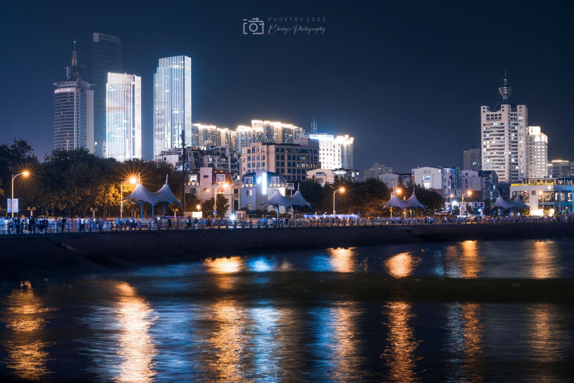 青岛icon|五四广场夜景 雕塑五月的风,热闹的灯光秀,奥帆中心,情人坝