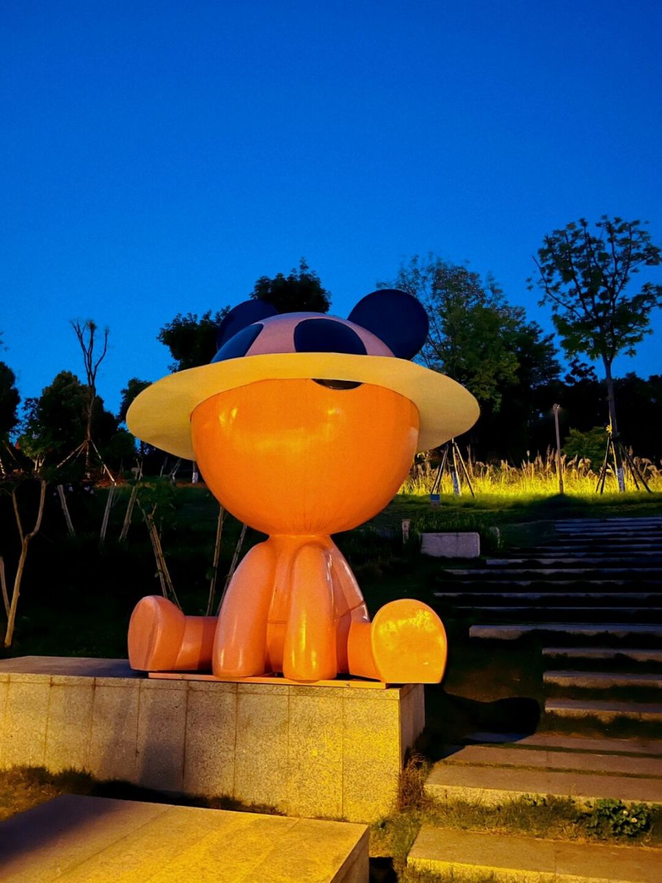 成都露天音乐公园火星演唱会 这个点的露天音乐公园所有灯光全开也是