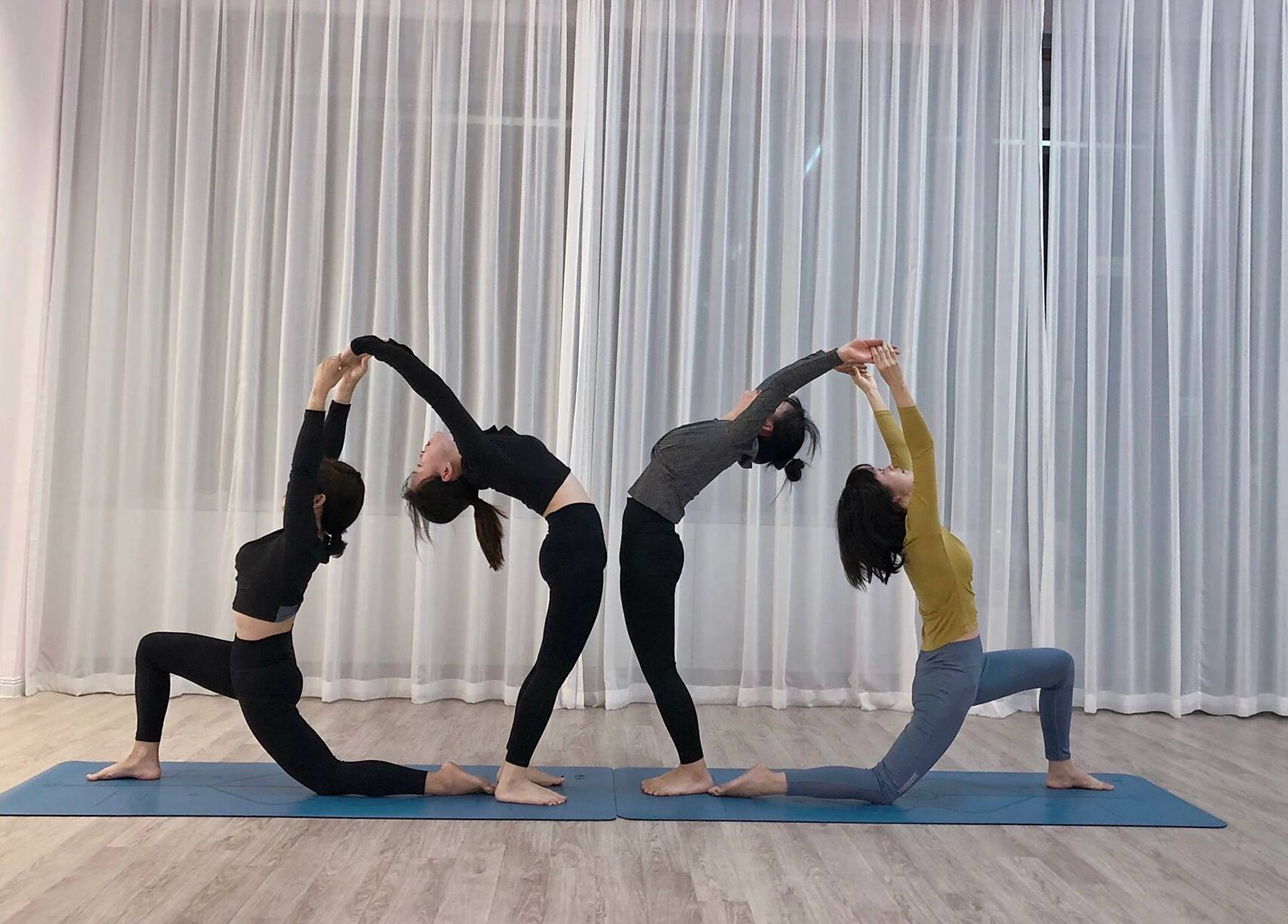 四人/多人瑜伽照 一起来练瑜伽吗0069♀15?