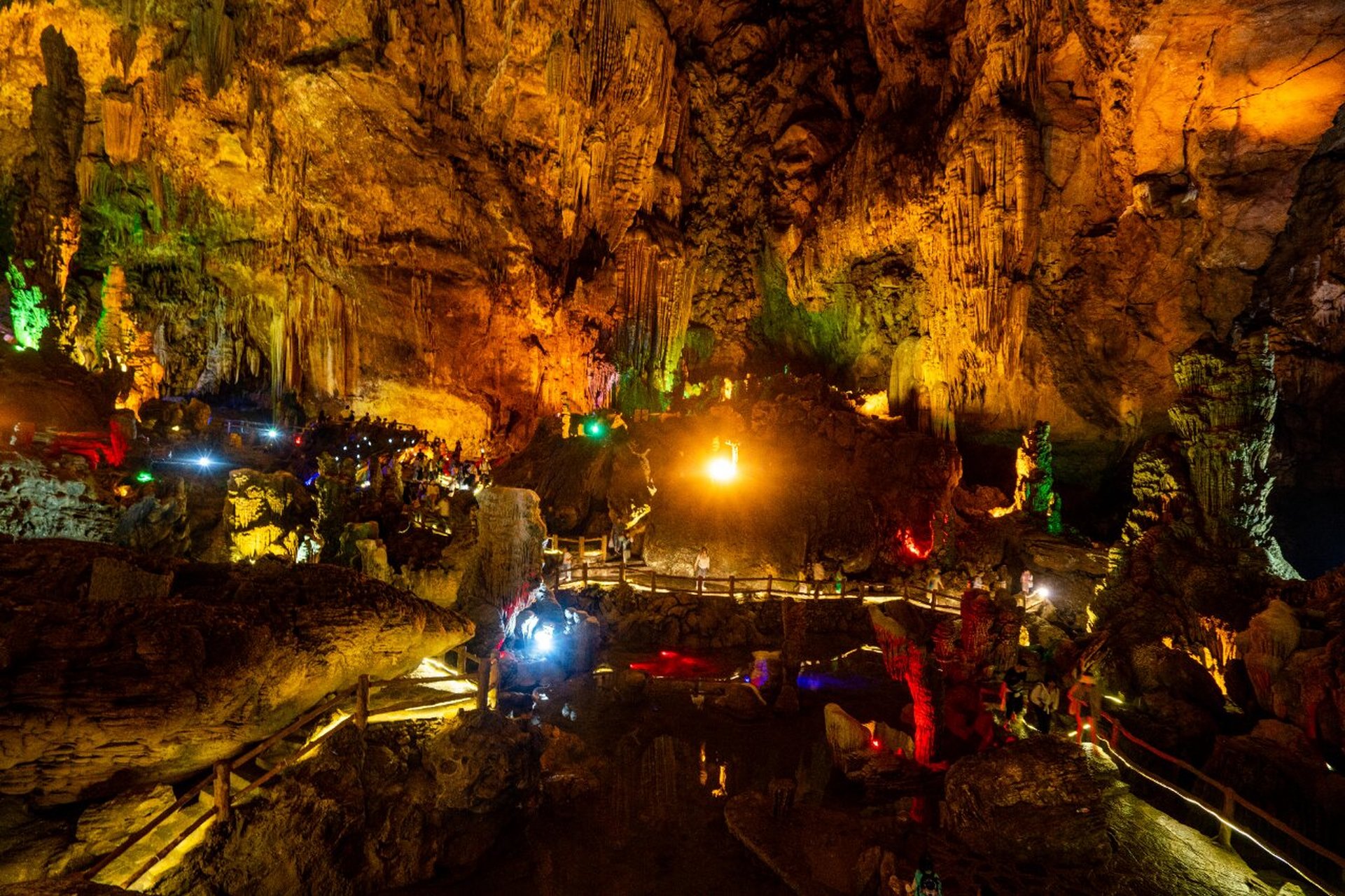 天星洞 自然洞穴美景 天星洞景区在天星桥景区中段,典型的喀斯特地貌
