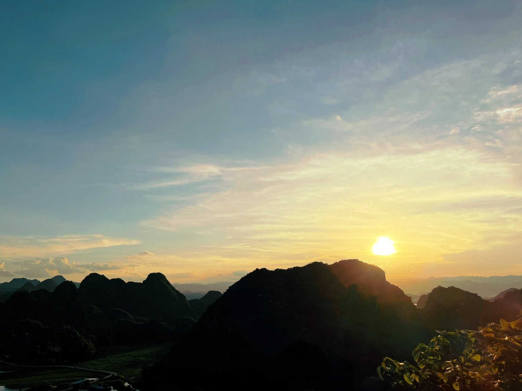 普者黑青龙山看日落 …七年前,五点爬上山顶…却未见日出… …七年后