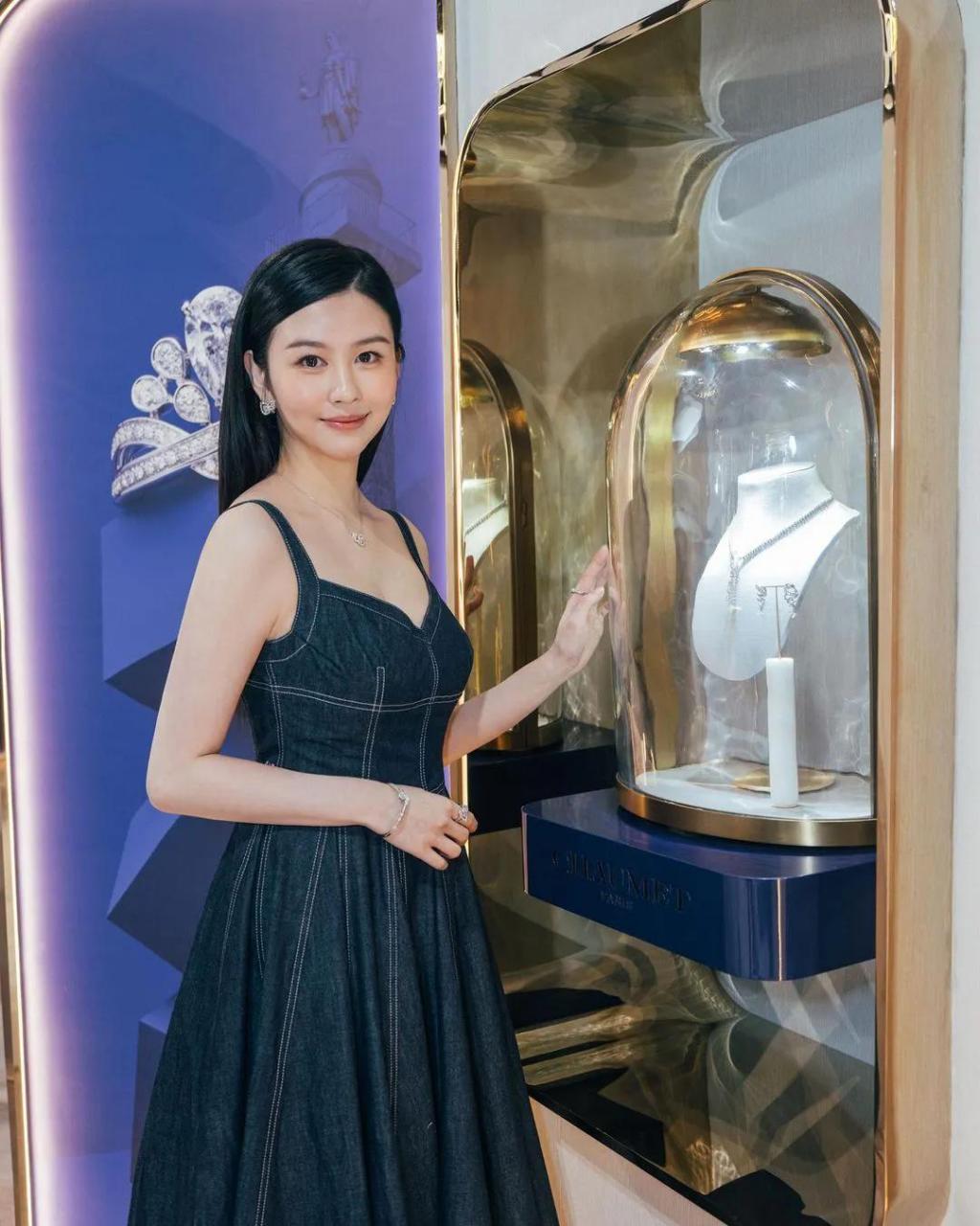 邱淑贞22岁的女儿沈月,身穿蓝色牛仔裙搭配高跟鞋亮相尚美巴黎的活动