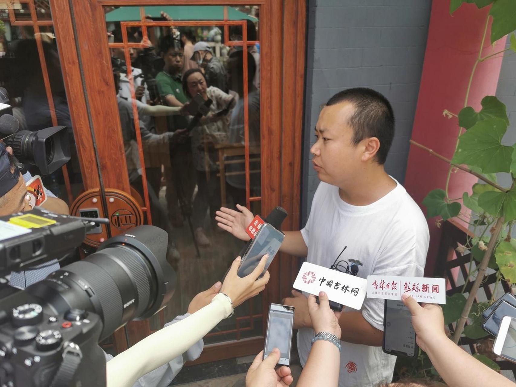 辛志强在查干湖畔经营着一家名叫北栖小院的民宿旅店,2019年,他因查干