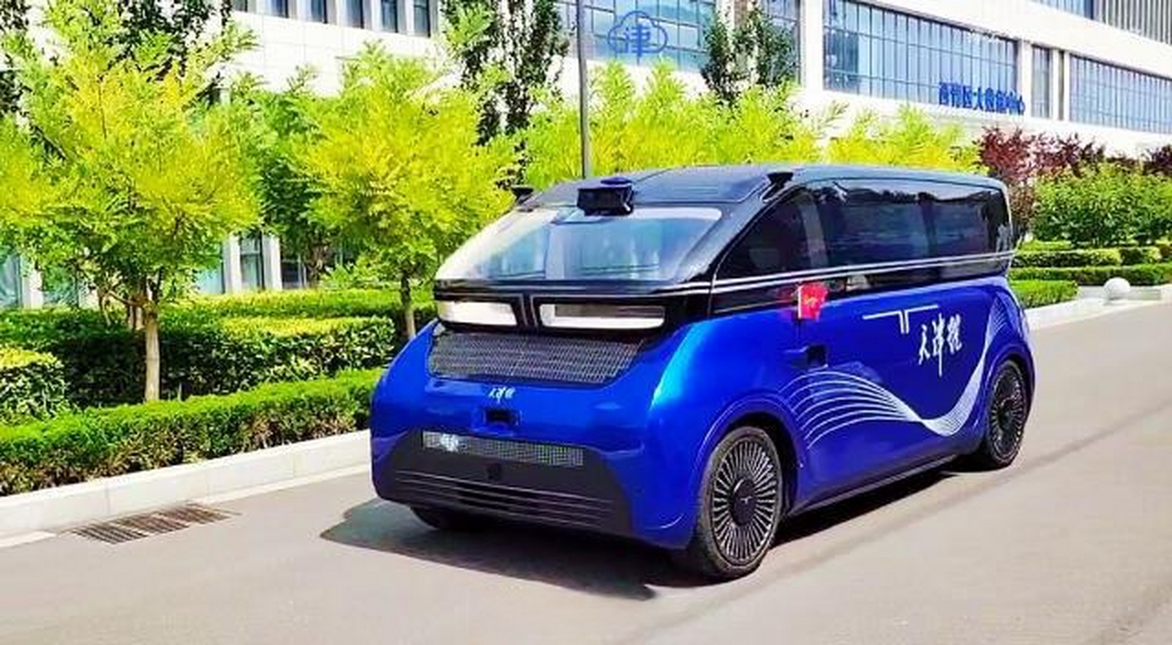 全国首辆纯太阳能汽车——"天津号"日前来到西青区大数据中心巡展,一