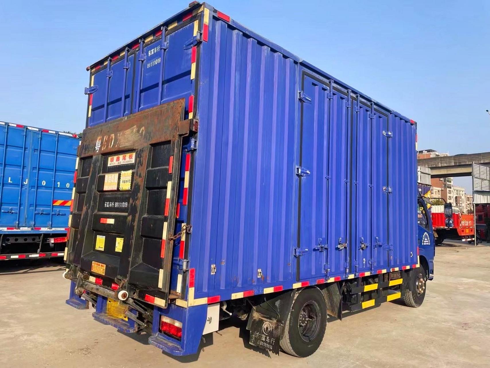 5米2厢式货车.2017年5月上牌 多利卡d7 156马力 车厢5.2米长/2.