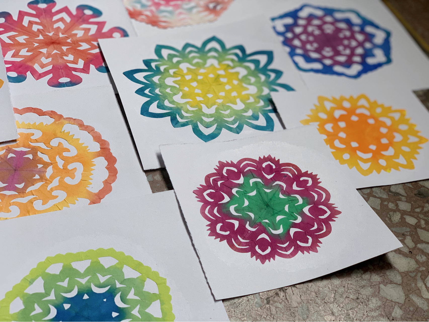 染色团花剪纸 在小红书上看到 很喜欢 所以自己动手做一波 染完剪团花