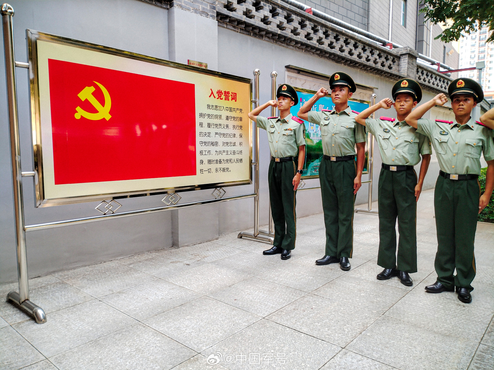 【家长,新兵下连的场面是这样的……[心]】近日,武警河北总队沧州支队