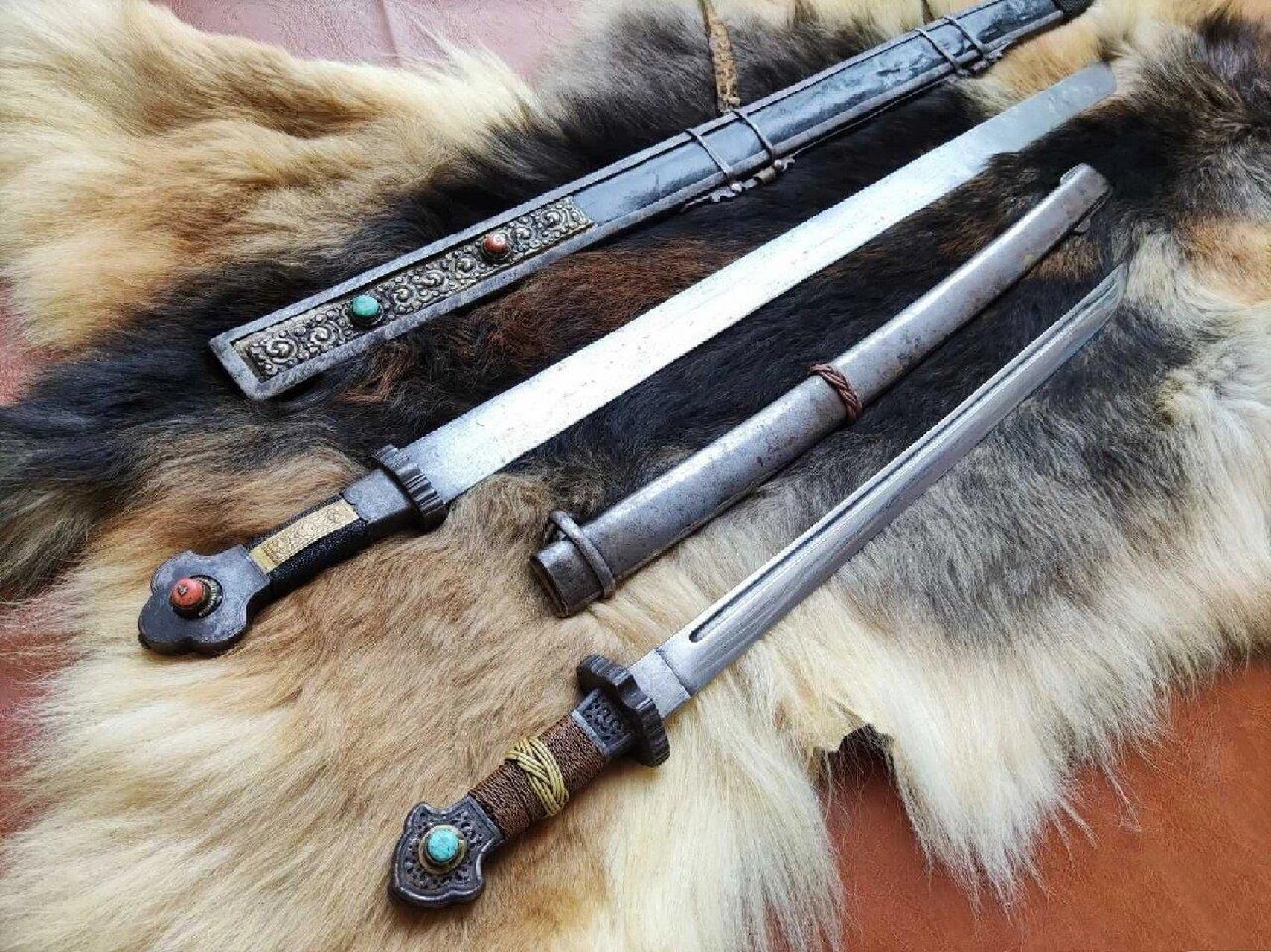 有特色的老藏刀 一支很有特色的老藏刀,传统铁雕翦银刀柄,如意头镶嵌