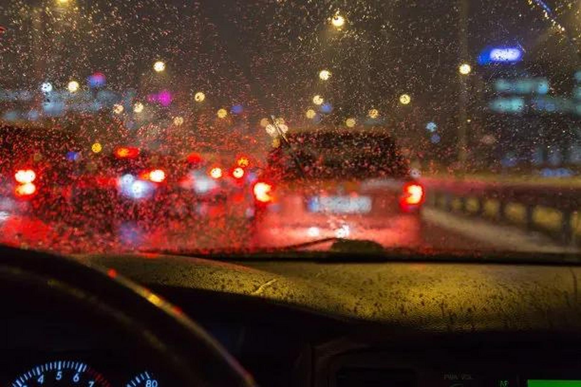 夜晚下雨开车图片实景图片