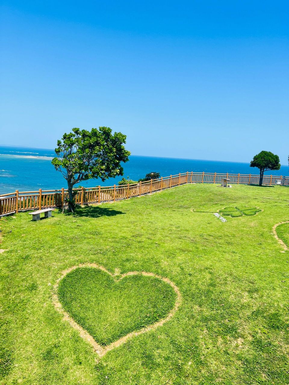 坐巴士去知念岬公园,一个多小时,景色超级美的～游客也比较少,一顿