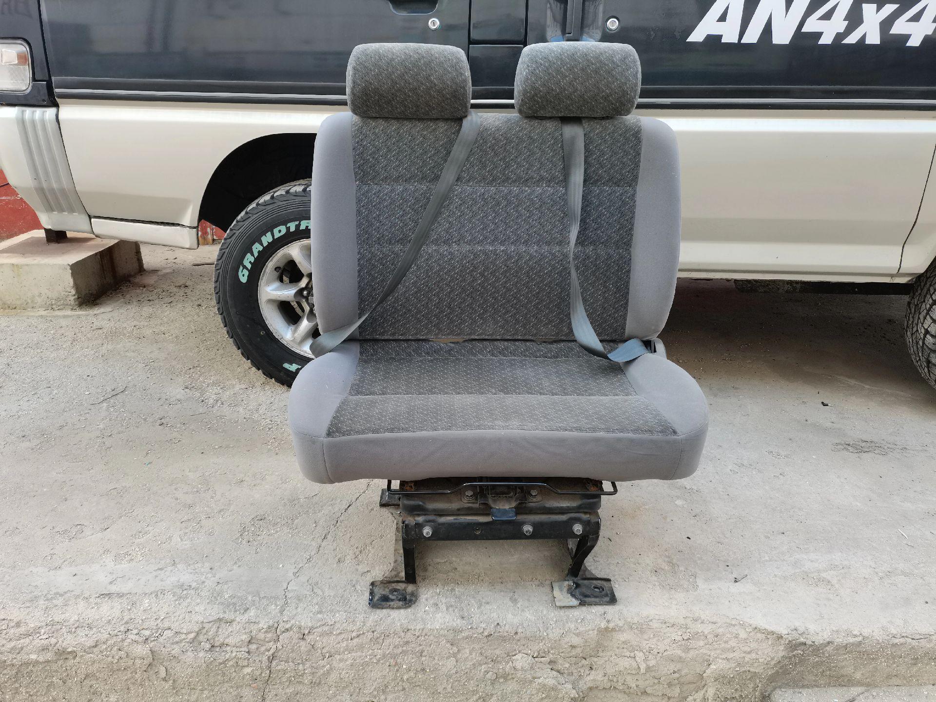 双人旋转座椅,原车绒布材质,可以靠背后躺平,适合全顺副驾驶改装使用