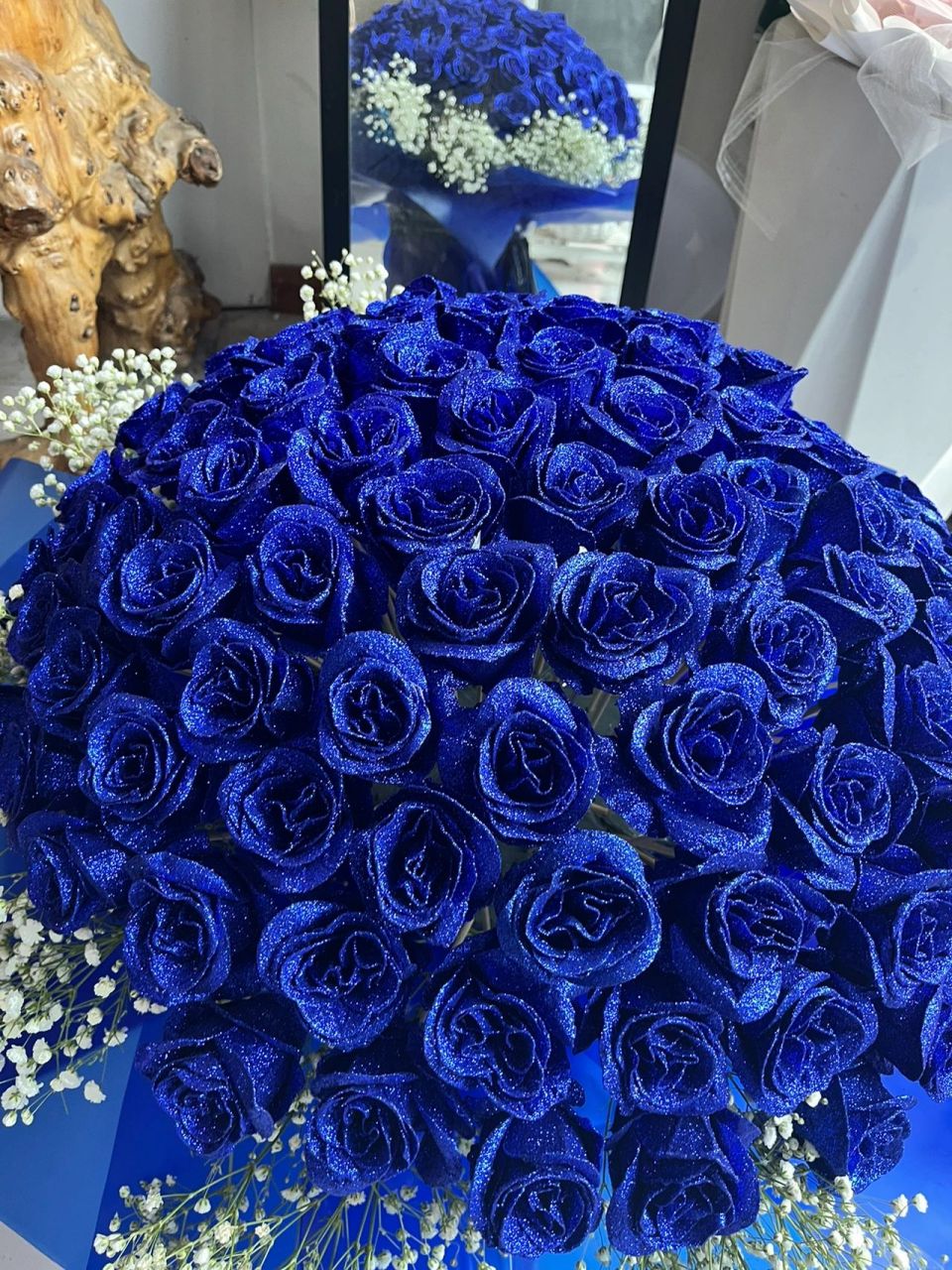 99朵蓝色妖姬 99蓝色妖姬花语:情不知所起,一往而深,生者可以死,死者
