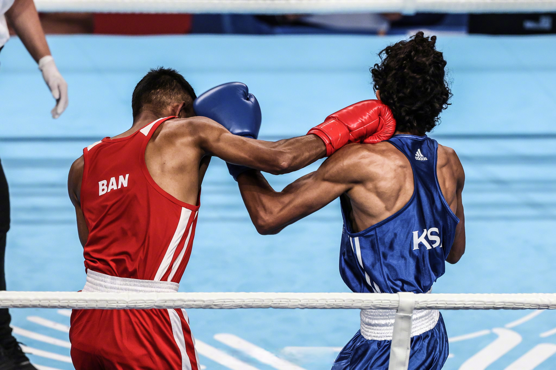 其中,拳击男子51公斤级16强赛现场,中国拳击运动员张家茂在对阵越南