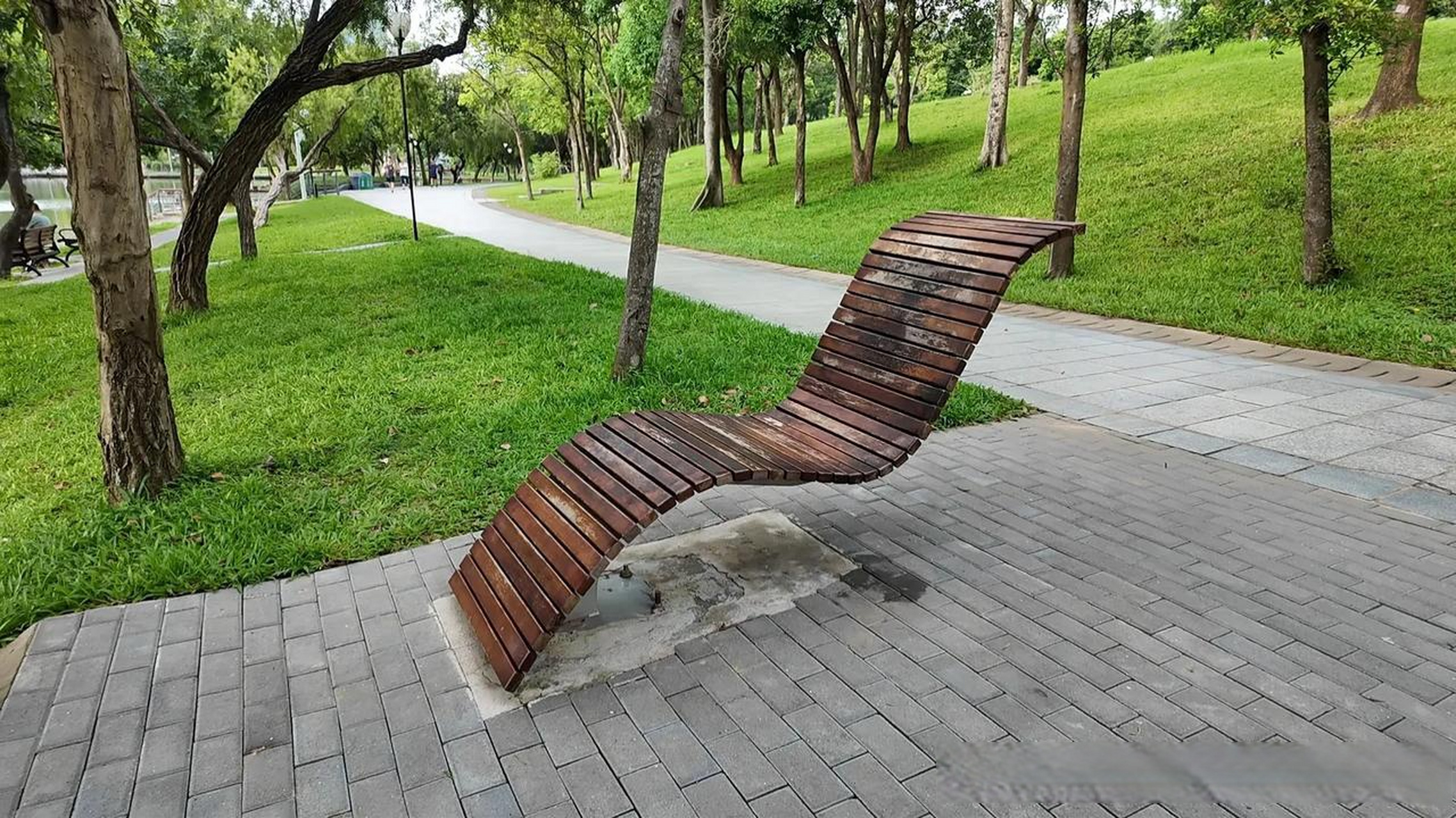 悬空凳,无人驾驶清洁船,无人咖啡机. 深圳公园