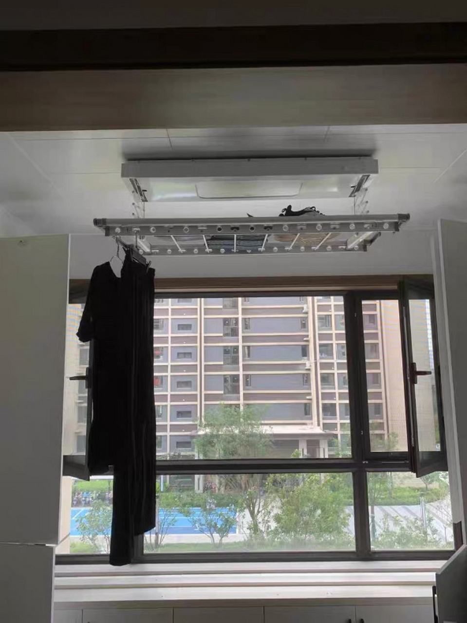 金贵夫人这款晾衣架不错,灯足够亮,衣架下降可达1.