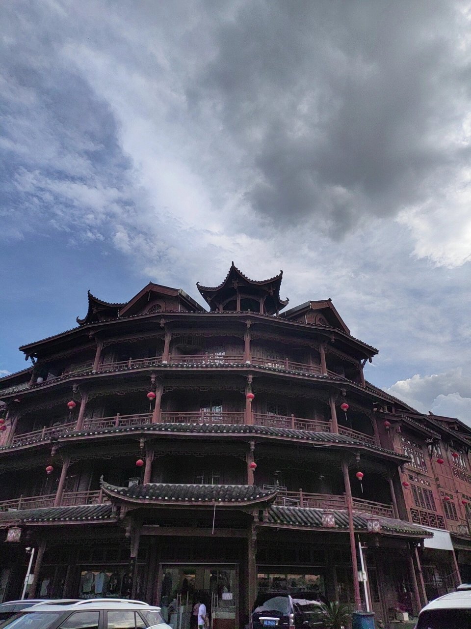 贵州小镇你知道多少 贵州关岭县永宁镇,小镇安静的坐落在山脚下,你还