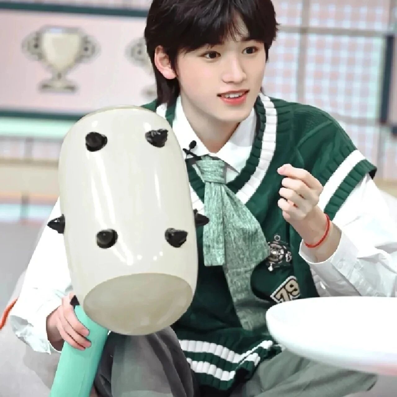 快点去看看吧! 这几张图是宋亚轩的颜值天花板! 小时候也好可爱哦.