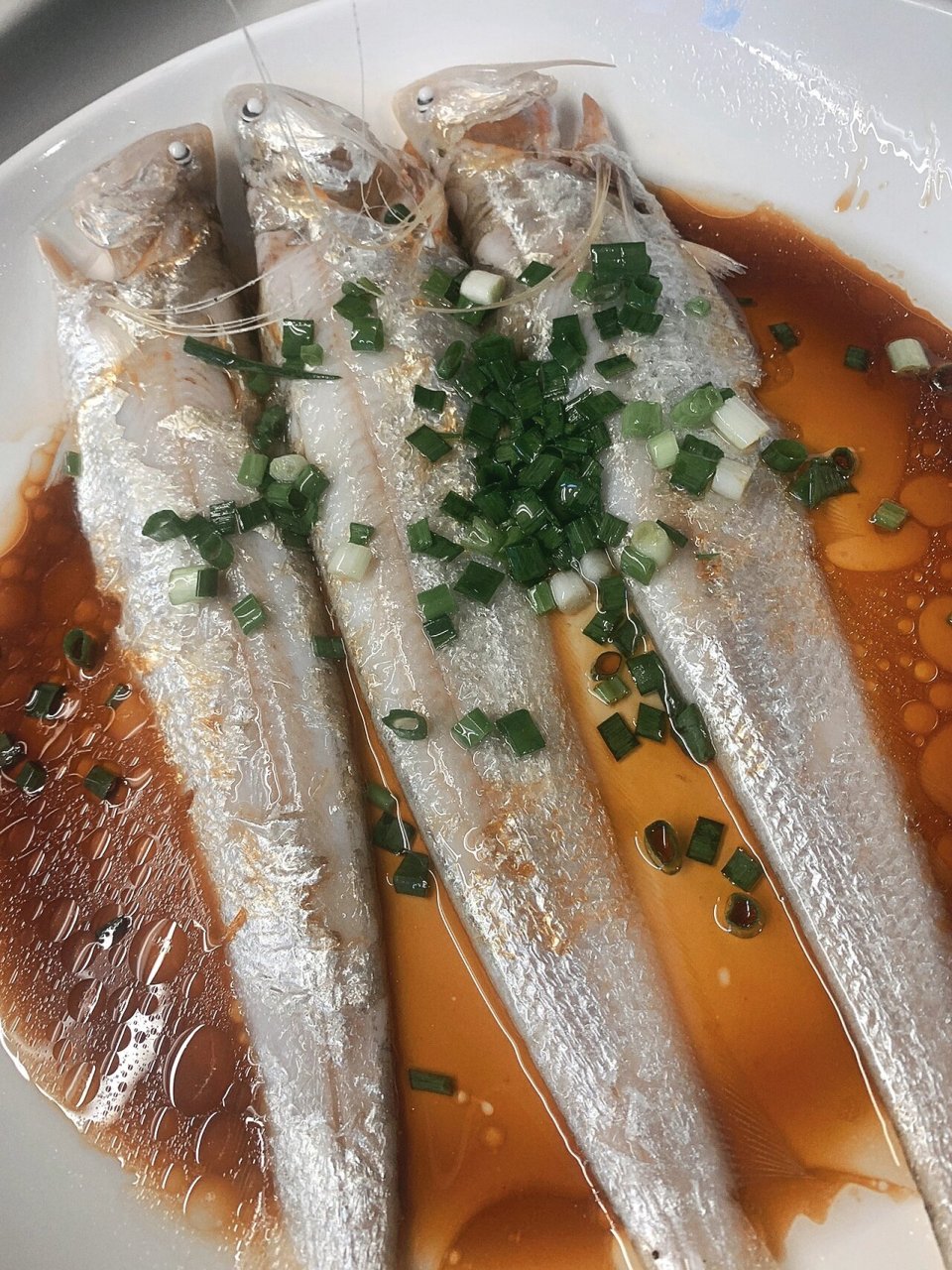 鲜掉眉毛的钱塘江刀鱼 只是刺比较多..吃这鱼需要点技术和耐心 做起来