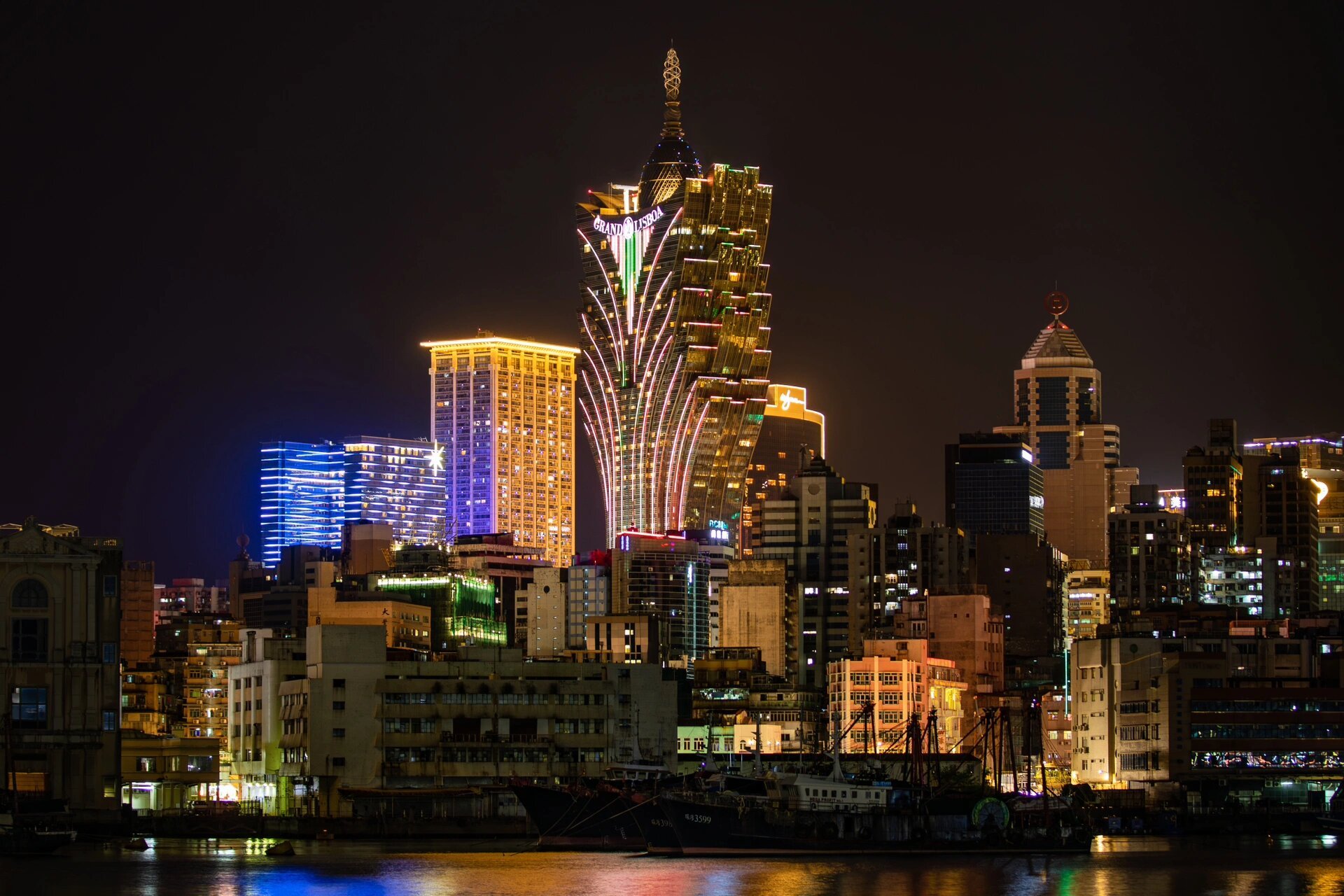 在珠海隔海欣赏澳门新葡京夜景真是绝了 新葡京和澳门塔是不错的打卡