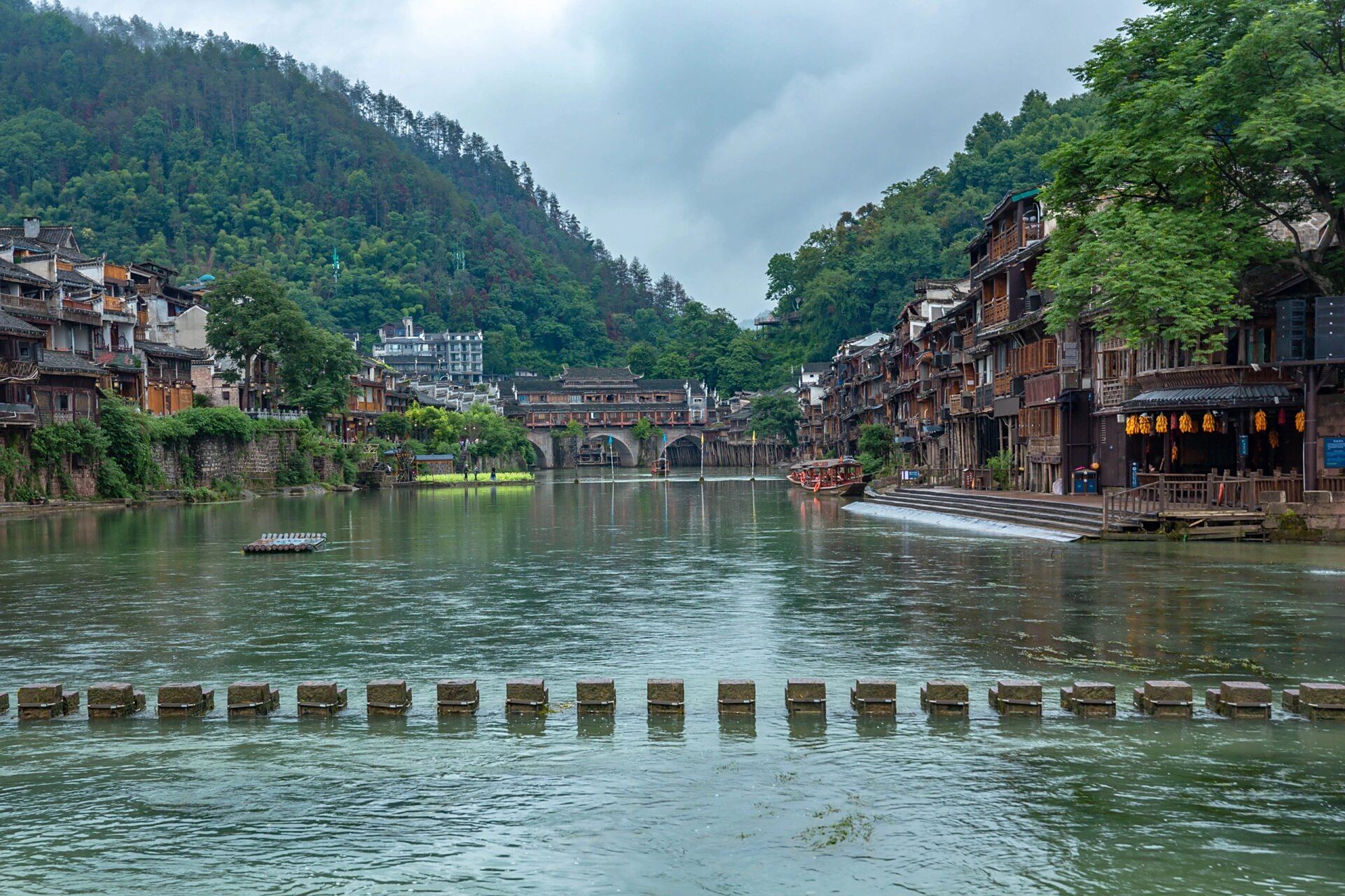清晨的凤凰古城又是另一种风景 来凤凰古城,最不能错过的当属古城夜景