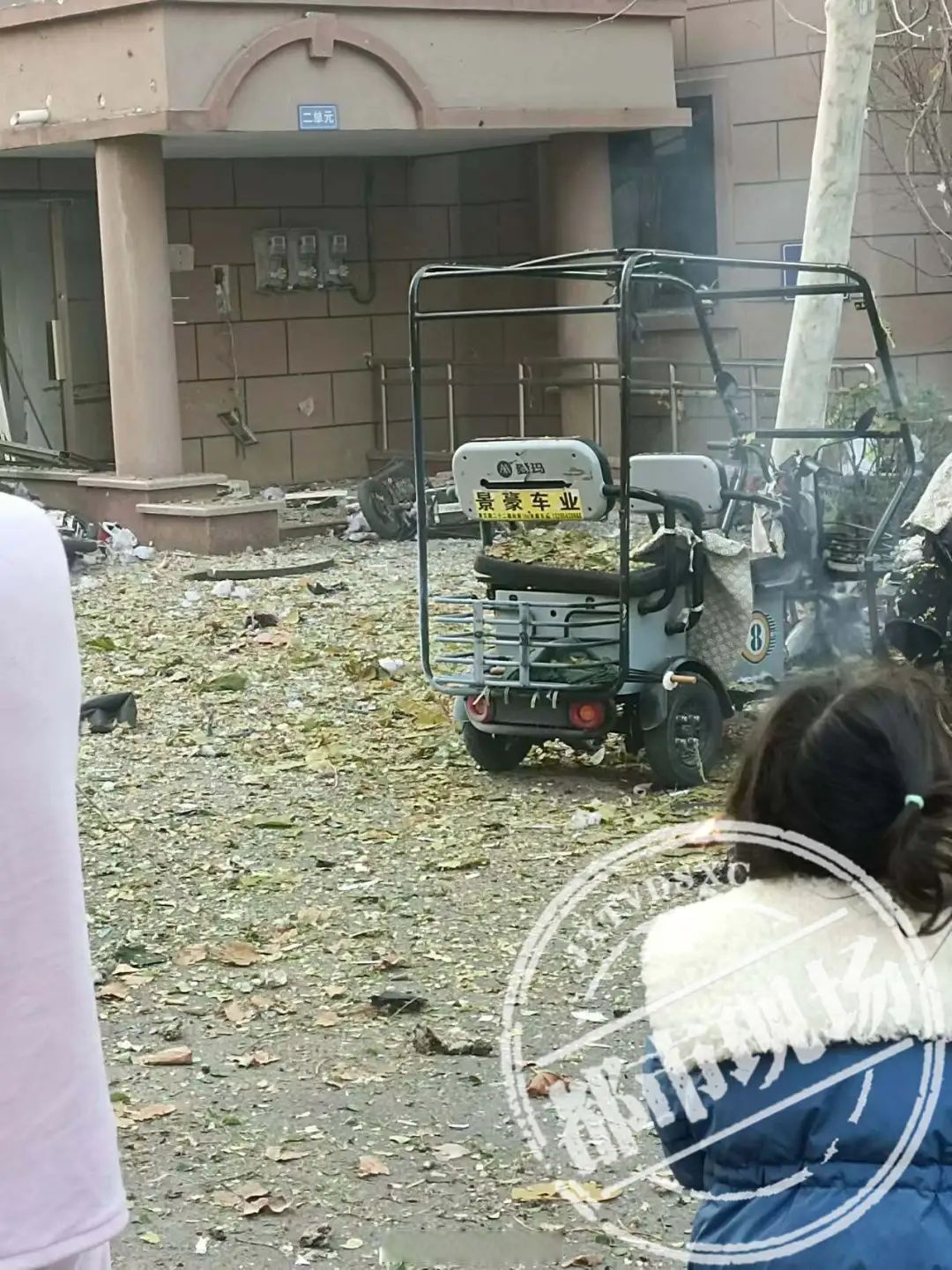 山东一小区烟花爆炸多户玻璃被震碎