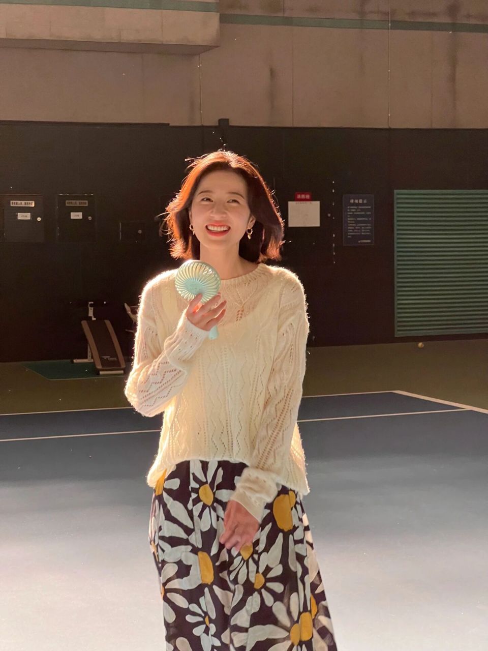 周雨彤壁纸大户 这一组照片真的是氛围感美女了 给我一种非常非常温柔