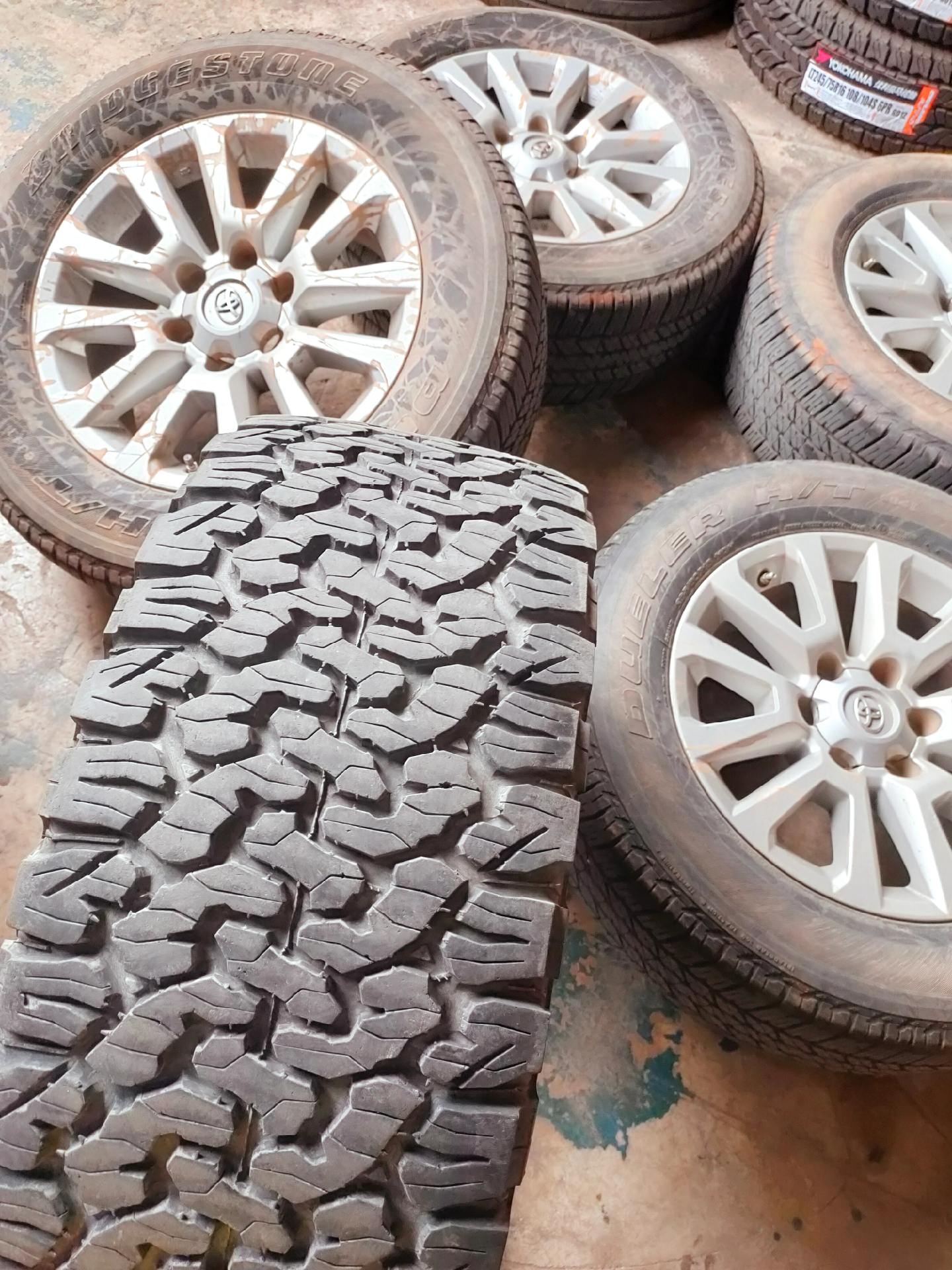 昆明精品拆车二手轮胎百路驰265/60r18安装普拉多