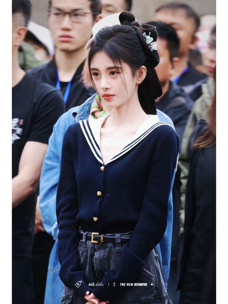 鞠婧祎花间令今日开机,私服真的很喜欢miu, 海军领针织衫配工装牛仔裤