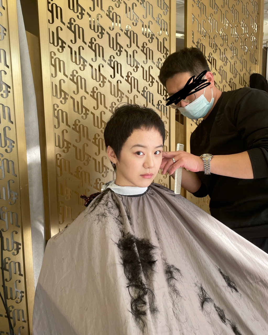 长发波浪卷一刀剪成超短发 最后一张图是长发时拍的抖赢,这种卷度的