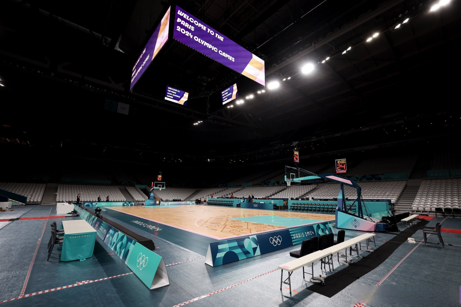 这禁区也太花了吧,运球太晃眼了吧～ #奥运会##奥运篮球场太花了