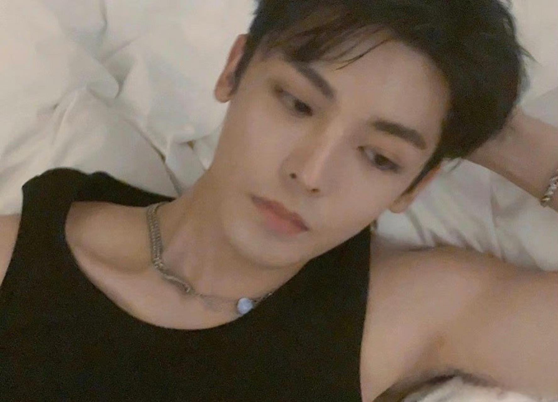 侯明昊你是会自拍的,知道自己哪个角度最帅