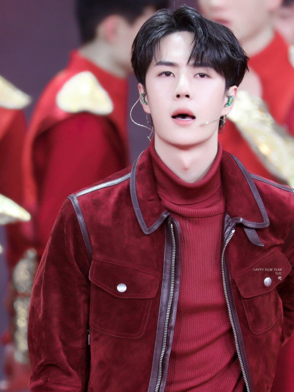 快回家和爸爸妈妈一起吃口热乎的团圆饭～ 王一博没有纹身!