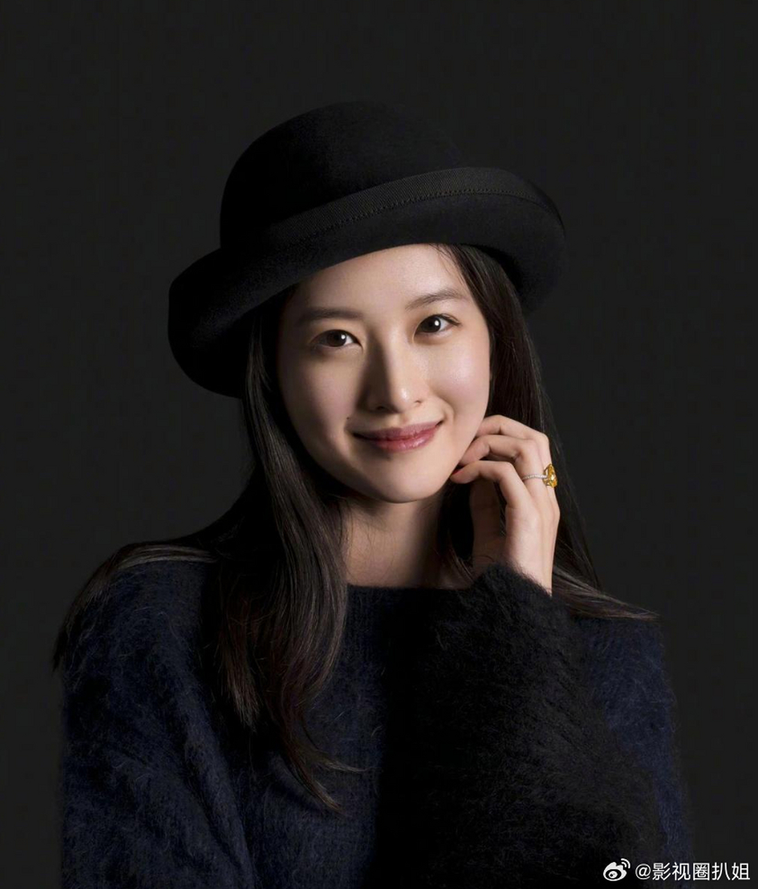 章泽天早年写真,奶茶妹妹甜而不腻,淡雅又不乏高贵.