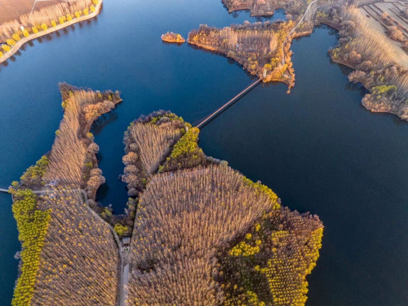 神仙美景之地——长子申村水库 这里是长子申村水库 航拍作者:李德心