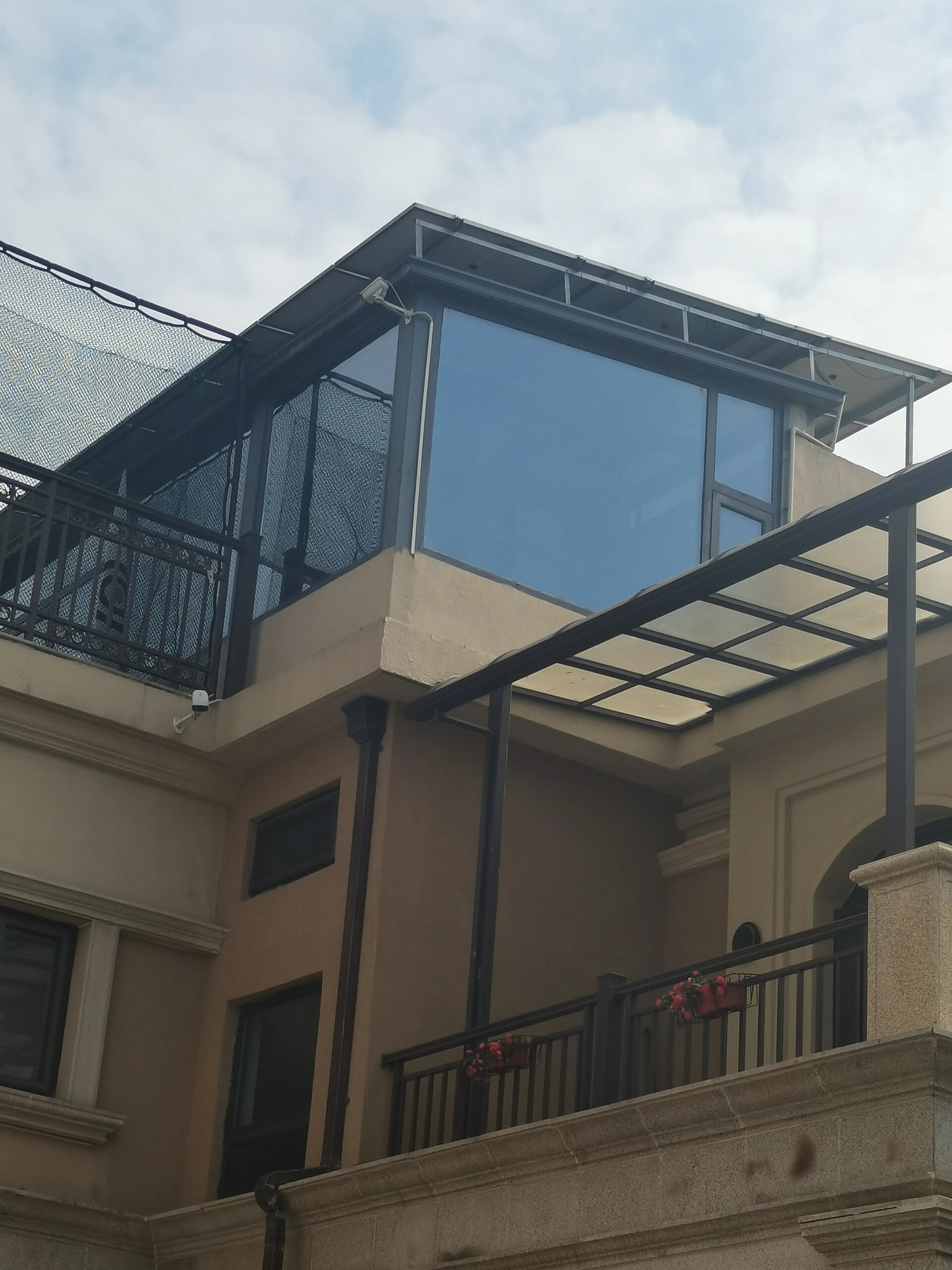 光伏阳光房算不算违规建筑 首先我们要知道关 千屋顶光伏电站的"违建"