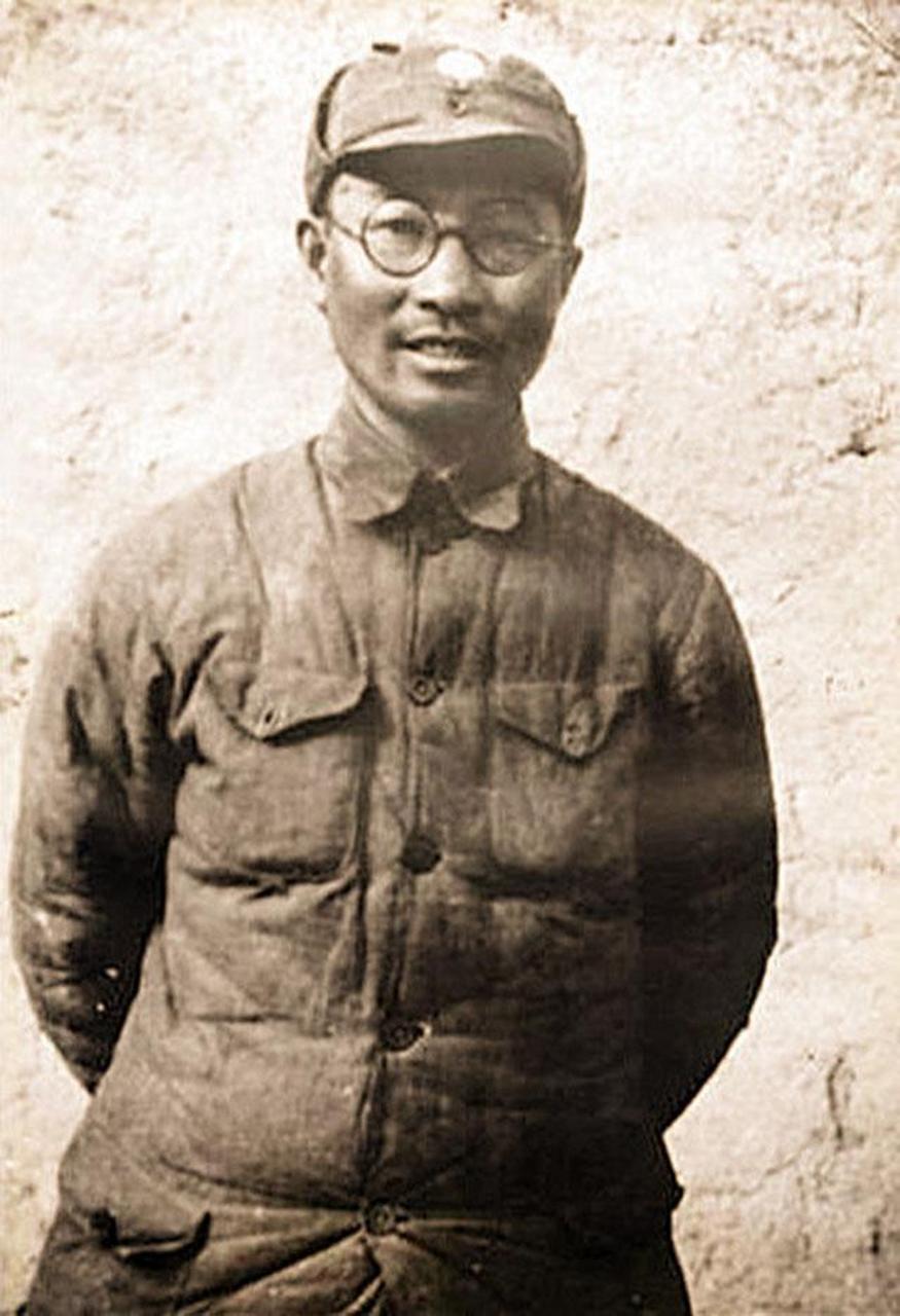 1950年,59岁的胡志明弹尽粮绝,徒步穿越原始森林17天来到中国求援.