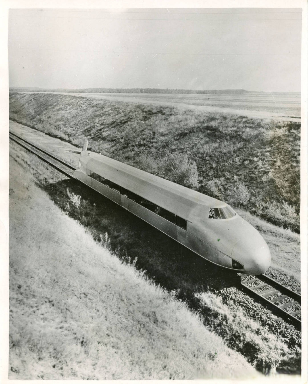 1931年德国的"轨道齐柏林"高铁,600马力v12发动机驱动,重20.