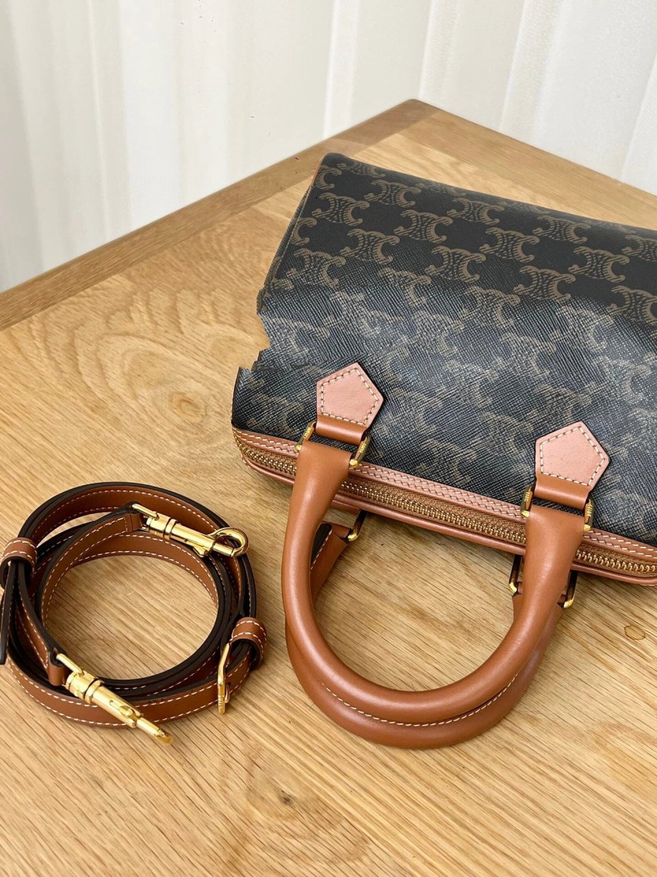 celine赛琳99老花波士顿枕头包 完美尺寸:20*12肩带可拆卸 容量足够