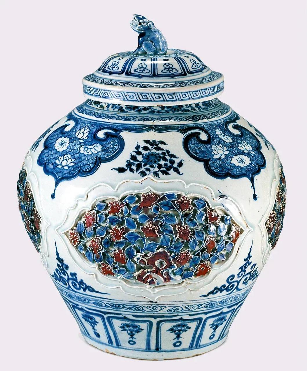 元代 · 青花釉里红镂雕开光盖罐(河北博物院)传世瓷器 精美瓷器赏析