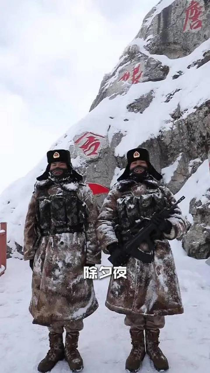 边防雪山站岗哨兵图片图片